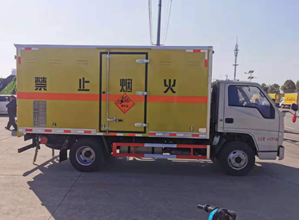 乌海爆破器材运输车工人安全操作规范与智能技术保障